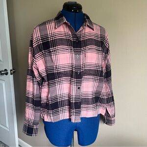 Adorable Levi’s flannel, baby pink and black, XS